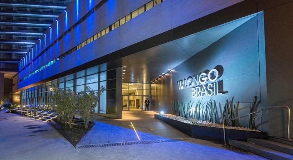Fachada iluminada do Edifício Valongo Brasil à noite